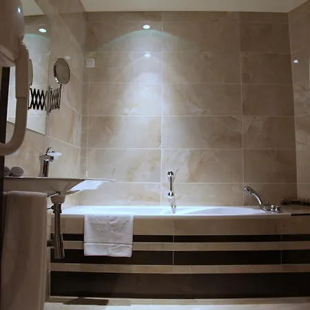 Rosslyn Dimyat Hotell