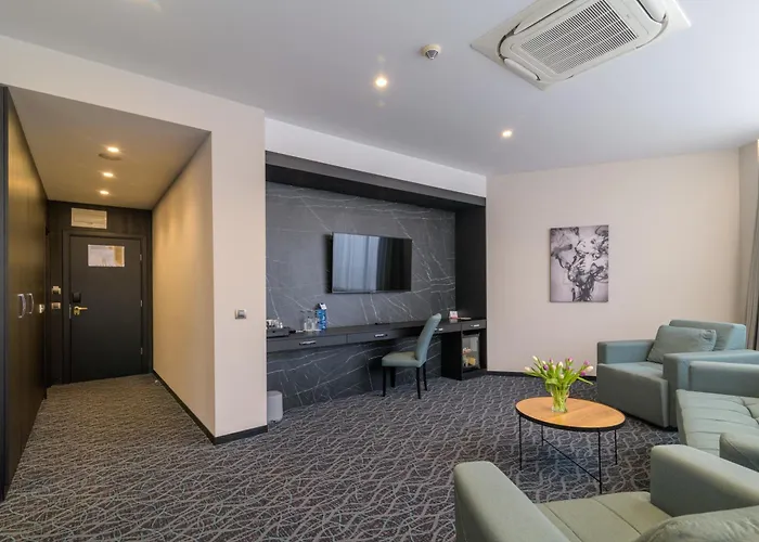 瓦尔纳罗斯林迪米亚特酒店 4* 瓦爾納