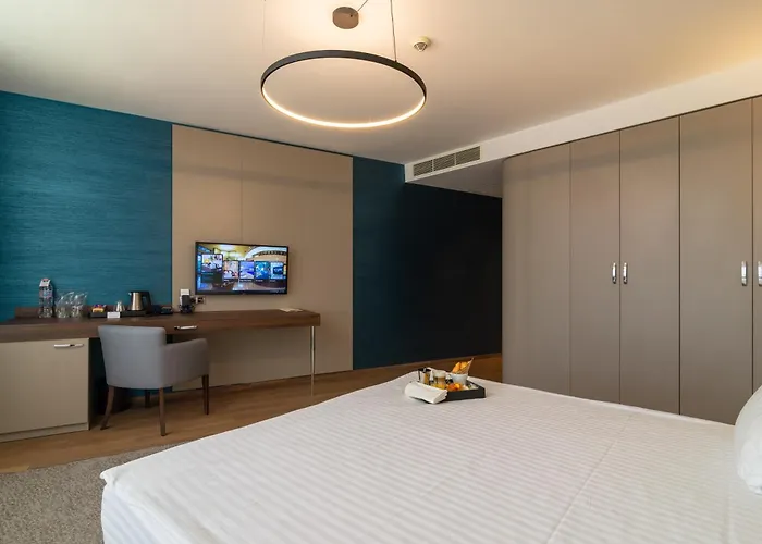 瓦尔纳罗斯林迪米亚特酒店 4* 瓦爾納